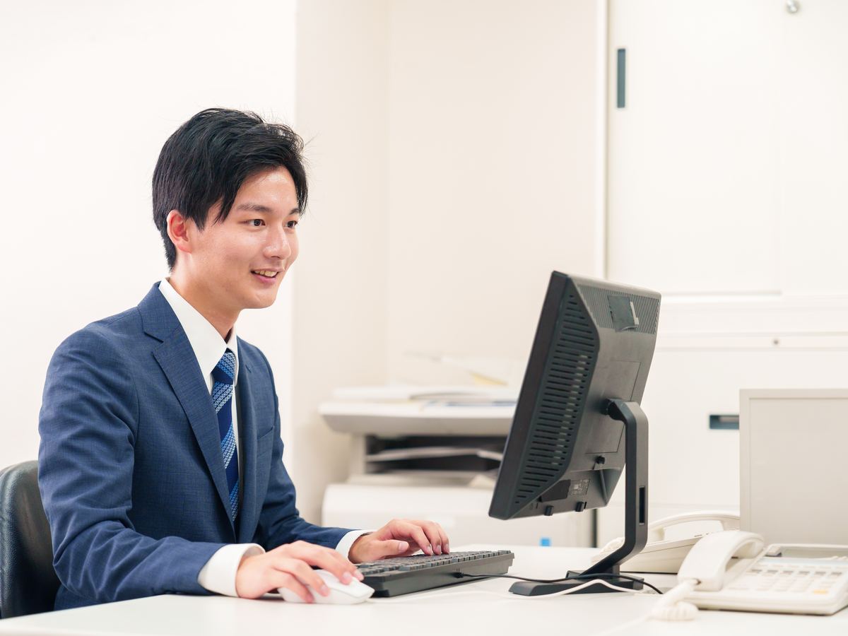 オフィスのデスクでパソコンに向かう男性社員